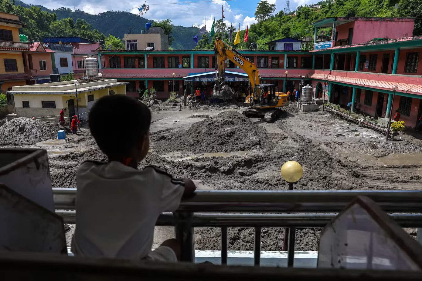 Bùn đất nhấn chìm một trường học ở Dhading (Nepal). (Ảnh: Reuters) Nepal: Tìm thấy 24 thi thể bị chôn vùi trong một ngôi nhà sau lũ quét - Ảnh 1.