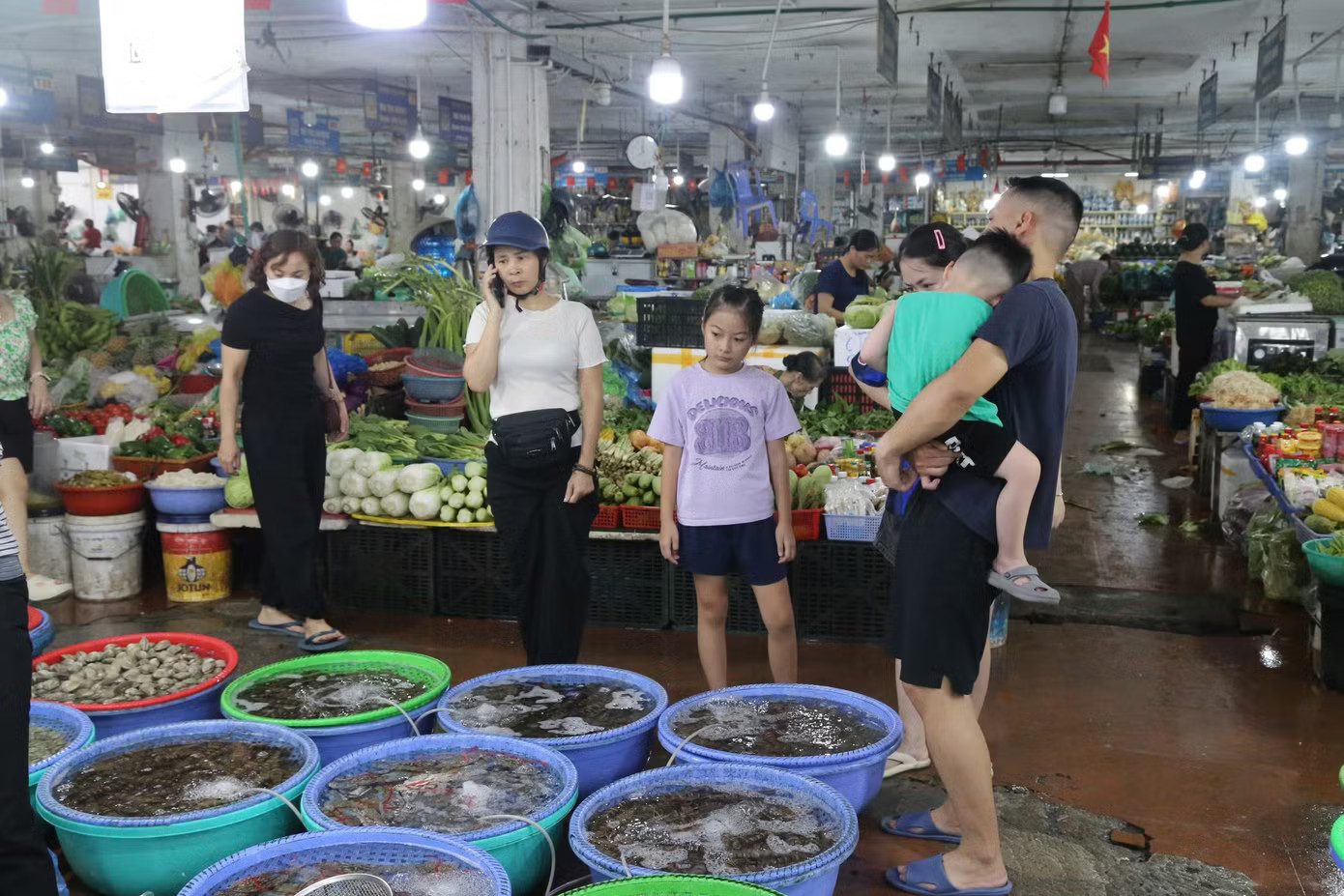 Du khách chen chân đi chợ mua hải sản Quảng Ninh - Ảnh 5.