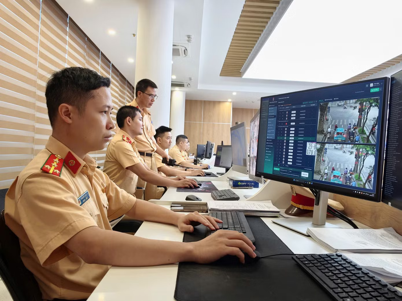 CSGT Hà Nội huy động 100% quân số sẵn sàng đón người dân trở lại Thủ đô sau kỳ nghỉ lễ - Ảnh 2.