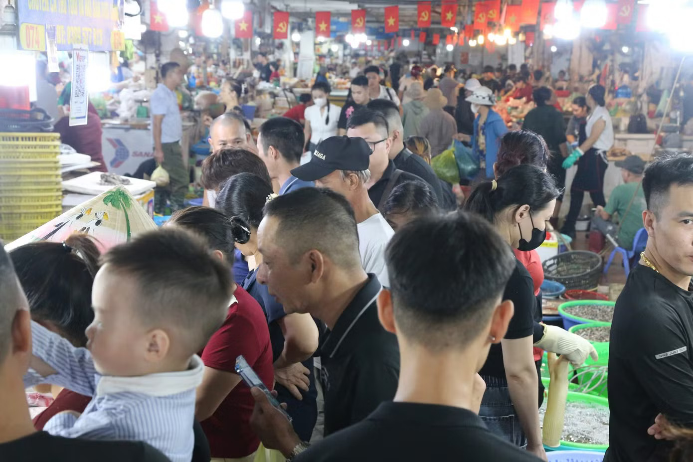Du khách chen chân đi chợ mua hải sản Quảng Ninh - Ảnh 3.