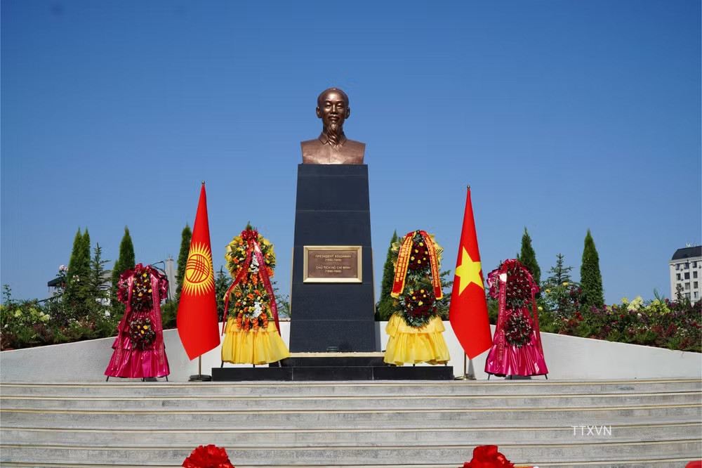 vna-potal-pho-chu-tich-nuoc-vo-thi-anh-xuan-du-khanh-thanh-tuong-dai-ho-chi-minh-tai-bishkek-8995103-5519.jpeg