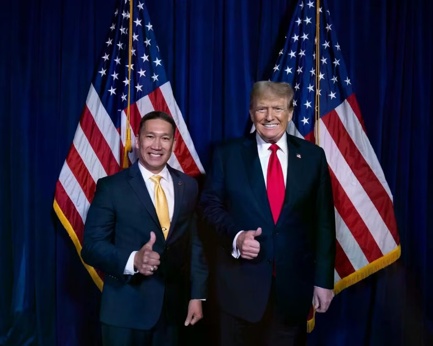 Tổng thống Mỹ Donald Trump và quyền Bộ trưởng Hải quân Mỹ Hung Cao. (Ảnh: New York Post) Tổng thống Donald Trump chọn ông Hung Cao làm Bộ trưởng Hải quân Mỹ - Ảnh 1.