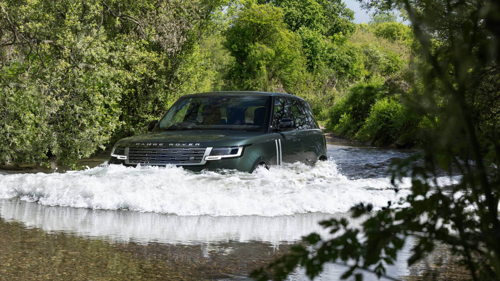 Thử nghiệm lội nước Range Rover EV 2027