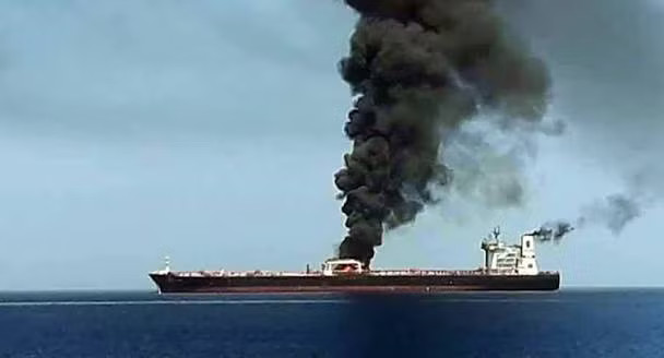 Mỹ tấn công tàu chở dầu của Iran theo chính sách 'tàu đổi tàu' - Ảnh 1.