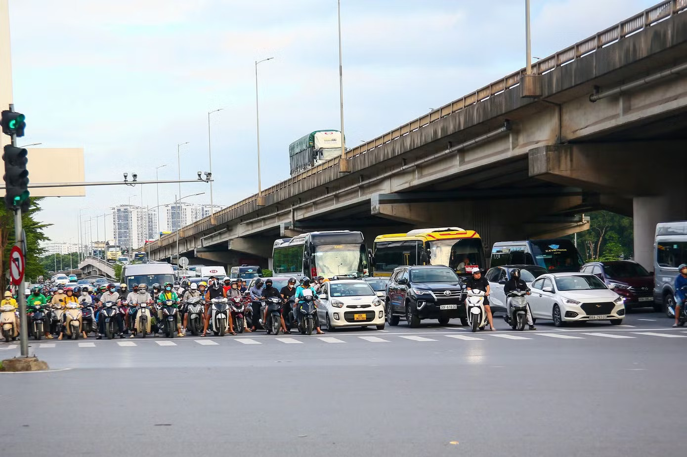 Khu vực nút giao Bến xe Nước Ngầm. Hạn chế xe tải trọng lớn qua 2 nút giao cửa ngõ Hà Nội - Ảnh 1.