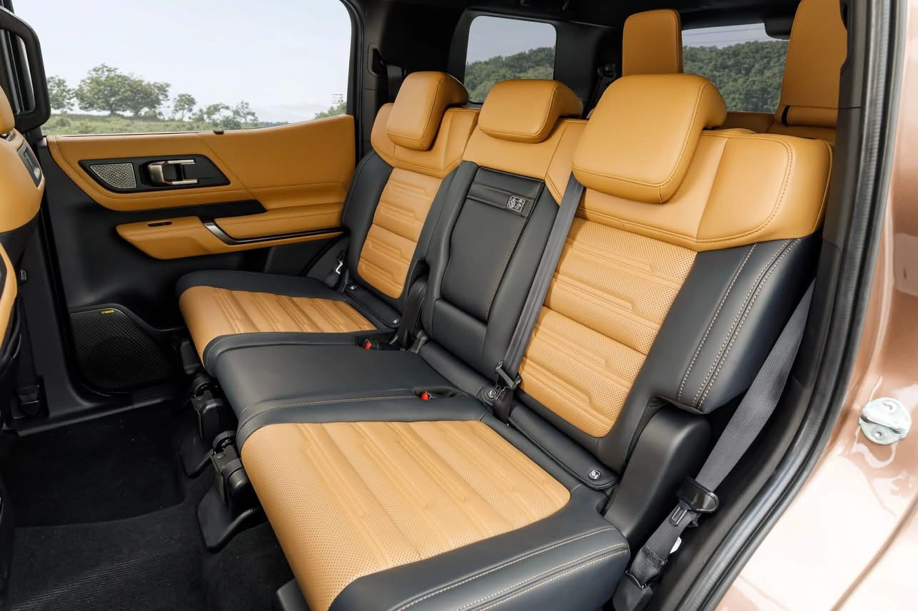 Hàng ghế thứ 2 trên Mitsubishi Pajero