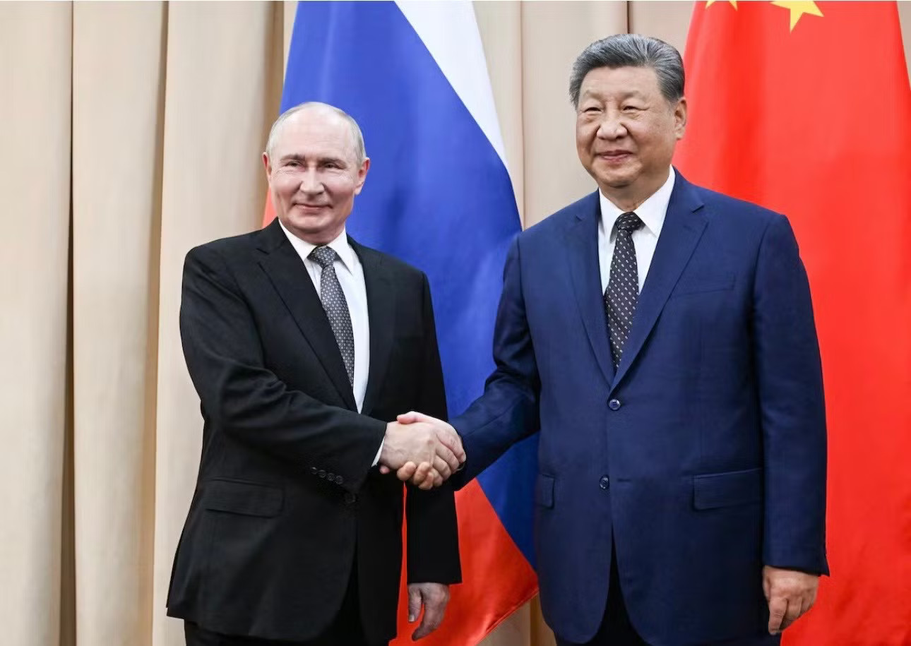 Tổng thống Nga Vladimir Putin và Chủ tịch Trung Quốc Tập Cận Bình gặp nhau bên lề hội nghị SCO tại Kyrgyzstan ngày 31/8. (Ảnh: Sputnik) Điện Kremlin nói về khả năng lãnh đạo Nga - Trung - Mỹ sắp gặp nhau - Ảnh 1.