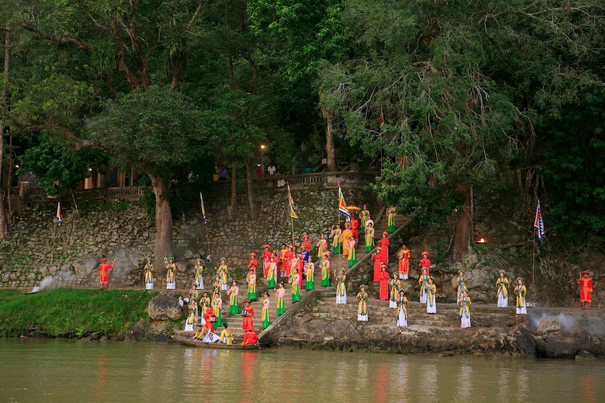 tham-quan-dien-hon-chen-xu-hue-bieu-tuong-tam-linh-van-hoa-xu-hue-5-1637728063.jpeg