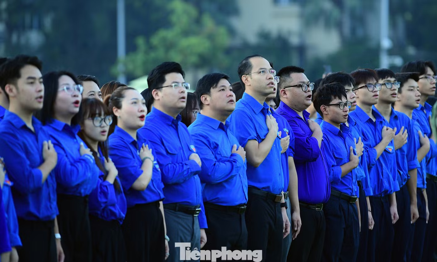 Đông đảo người dân, đoàn viên, thanh niên đứng trang nghiêm quanh Quảng trường Ba Đình, cùng hướng về lá Quốc kỳ trong thời khắc diễn ra Lễ Thượng cờ sáng 2/9. Trang nghiêm Lễ Thượng cờ mừng 81 năm Quốc khánh 2/9 - Ảnh 13.