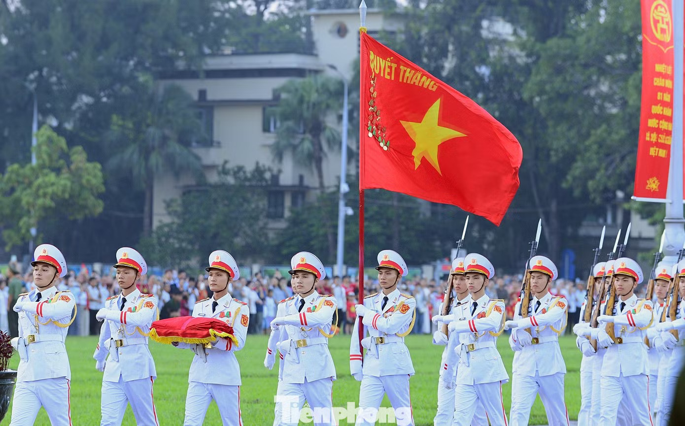 Đội hình thực hiện nghi lễ gồm 37 cán bộ, chiến sỹ. Dẫn đầu là đội Quân kỳ quyết thắng, đi sau là 34 chiến sỹ tiêu binh tượng trưng cho 34 chiến sỹ đầu tiên của Đội Việt Nam tuyên truyền giải phóng quân, tiền thân của Quân đội Nhân dân Việt Nam. Trang nghiêm Lễ Thượng cờ mừng 81 năm Quốc khánh 2/9 - Ảnh 3.