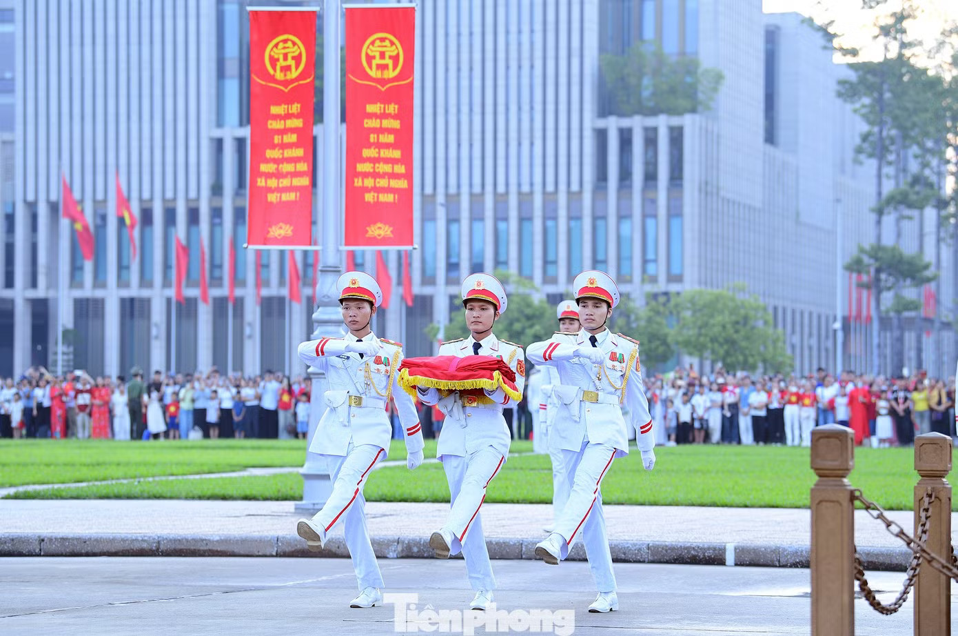 Ba chiến sỹ mang Quốc kỳ tiến về phía cột cờ chuẩn bị thực hiện nghi lễ Thượng cờ. Trang nghiêm Lễ Thượng cờ mừng 81 năm Quốc khánh 2/9 - Ảnh 4.