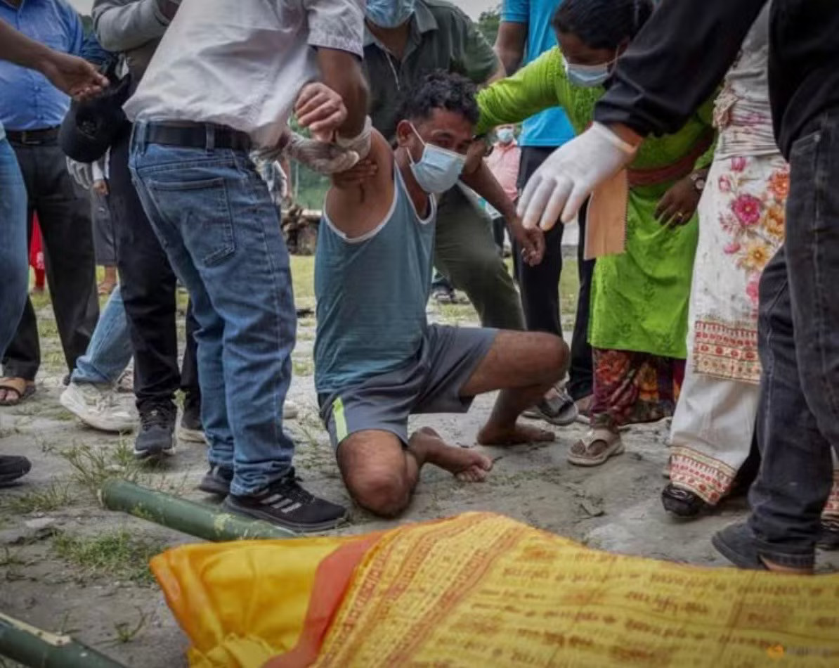 Ông Krishna Khadka khóc thương con trai 21 tuổi Aayush Khadka thiệt mạng trong đợt lũ quét. (Ảnh: Reuters) Gần 4.000 người vẫn mất tích, nhiều gia đình Nepal làm lễ tang tượng trưng - Ảnh 1.