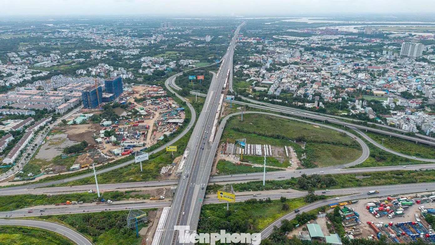 Lực lượng chức năng dự kiến phân tán dòng xe về TPHCM qua các tuyến Vành đai 2, Vành đai 3 và Võ Chí Công. (Ảnh: Nguyễn Tiến) Sẽ 'đóng' một chiều cao tốc Long Thành khi phương tiện về TPHCM tăng đột biến - Ảnh 4.