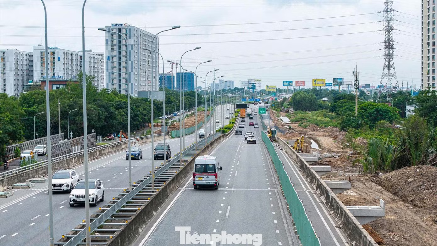 Giao thông trên cao tốc TPHCM - Long Thành - Dầu Giây thông thoáng. (Ảnh: Nguyễn Tiến) Sẽ 'đóng' một chiều cao tốc Long Thành khi phương tiện về TPHCM tăng đột biến - Ảnh 3.