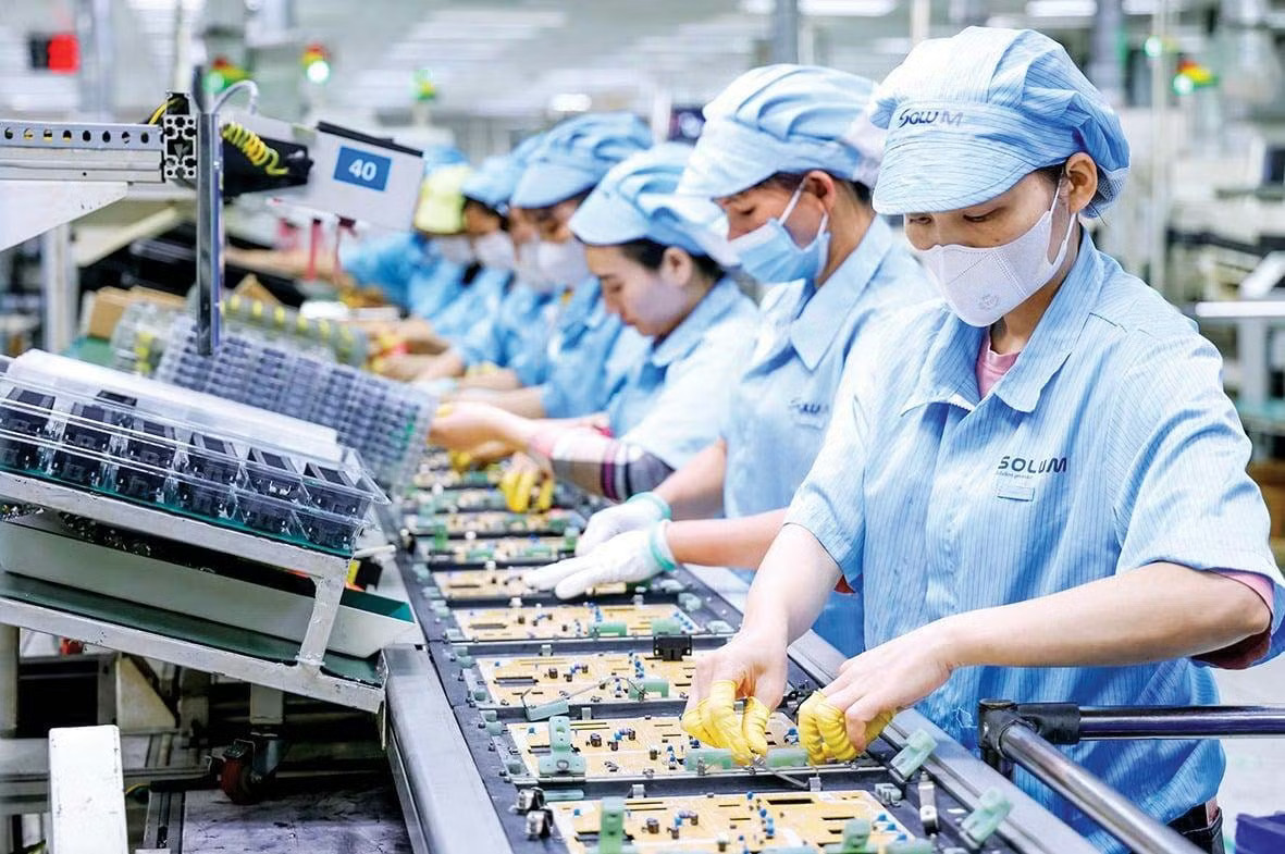 Chính phủ đặt trọng tâm vào phát triển công nghiệp hiện đại, đổi mới sáng tạo, chuyển đổi số để hiện thực hóa mục tiêu tăng trưởng. Ảnh: Quốc Tuấn Tăng lực kéo “cỗ xe tam mã” - Ảnh 1.