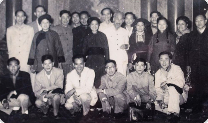 Chủ tịch Hồ Chí Minh ký Sắc lệnh số 111 phong quân hàm Thiếu tướng cho ông Chu Văn Tấn (người đứng hàng sau cùng, thứ 3 từ trái sang). Ảnh: TL