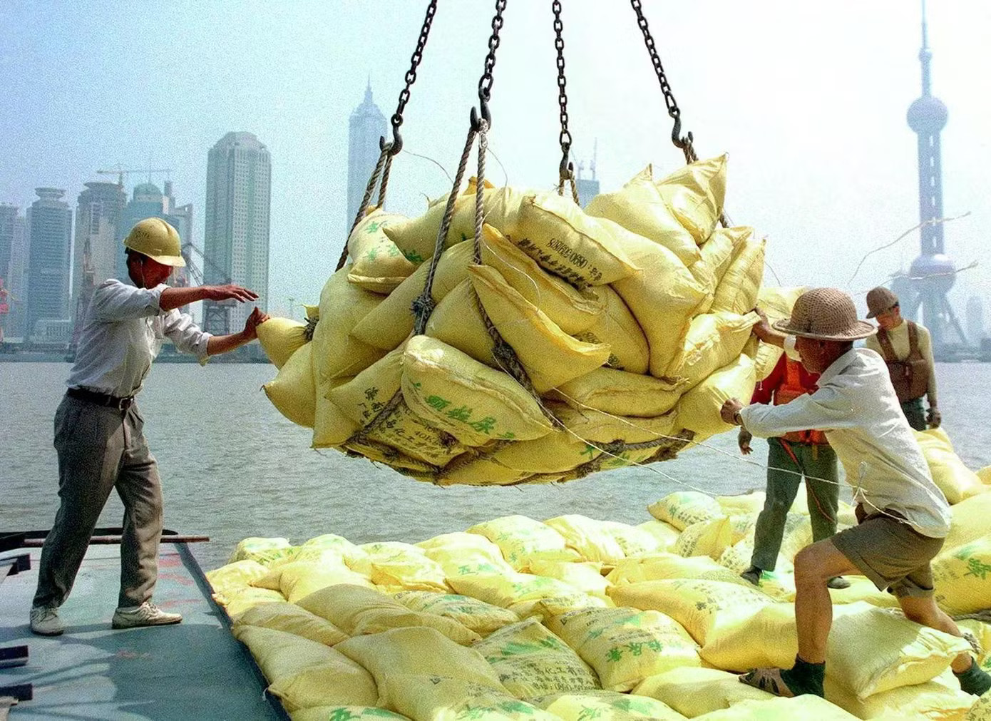 Vận chuyển phân bón tại cảng biển ở TP Thượng Hải, Trung Quốc (Ảnh: Forbes) Phía sau sự trỗi dậy của mô hình tưởng chừng đã lỗi thời ở Trung Quốc - Ảnh 3.