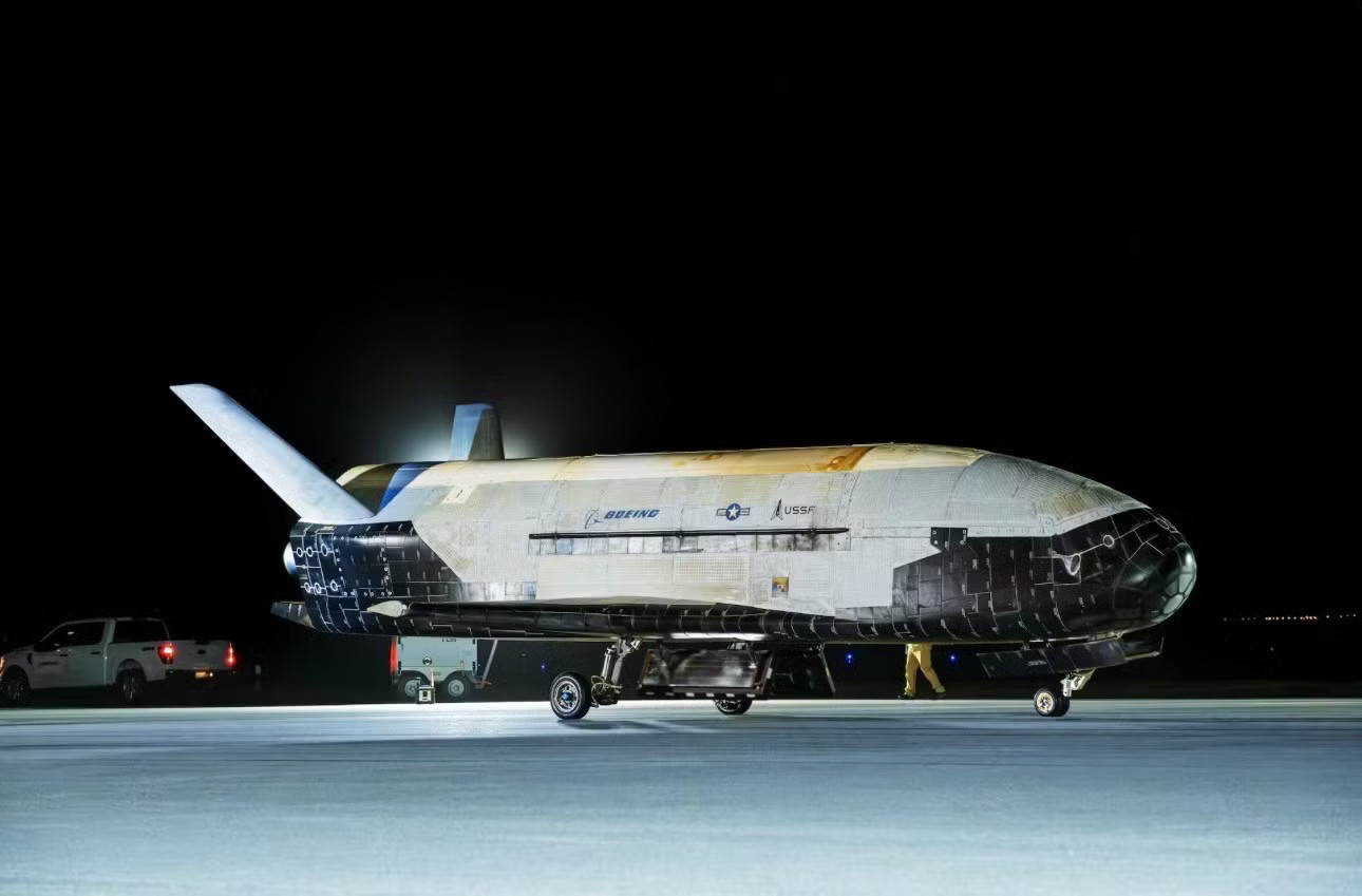 Tàu Thử nghiệm Quỹ đạo X-37B của quân đội Mỹ tại Căn cứ Lực lượng Không gian Vandenberg, California. (Ảnh: U.S. Space Force/Reuters) Những cuộc săn bí ẩn trên quỹ đạo - Ảnh 2.