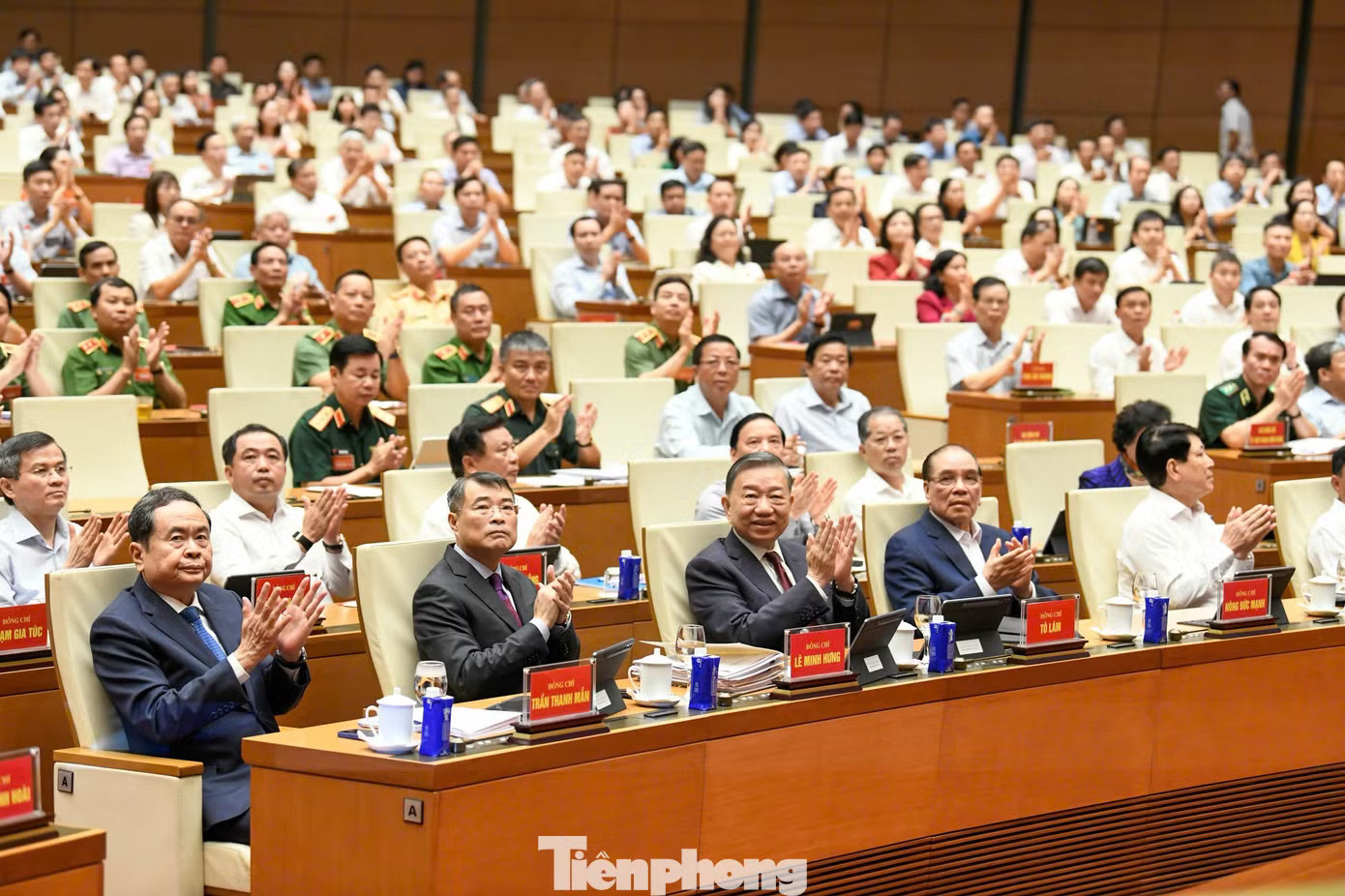 Tổng Bí thư, Chủ tịch nước Tô Lâm và các lãnh đạo, nguyên lãnh đạo Đảng, Nhà nước dự hội nghị. Ảnh: Như Ý. Tổng Bí thư, Chủ tịch nước Tô Lâm chủ trì hội nghị toàn quốc quán triệt nghị quyết, chỉ thị quan trọng - Ảnh 2.