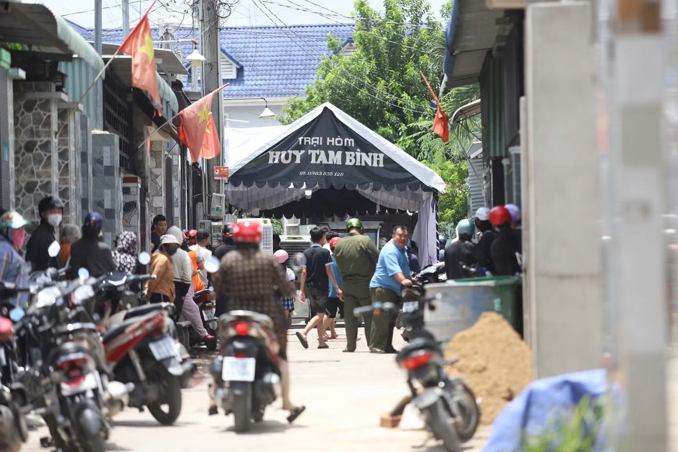 Hình ảnh tang thương ở con hẻm nơi xảy ra vụ án. Nạn nhân cuối cùng vụ thảm án ở Đồng Nai đã tử vong - Ảnh 1.