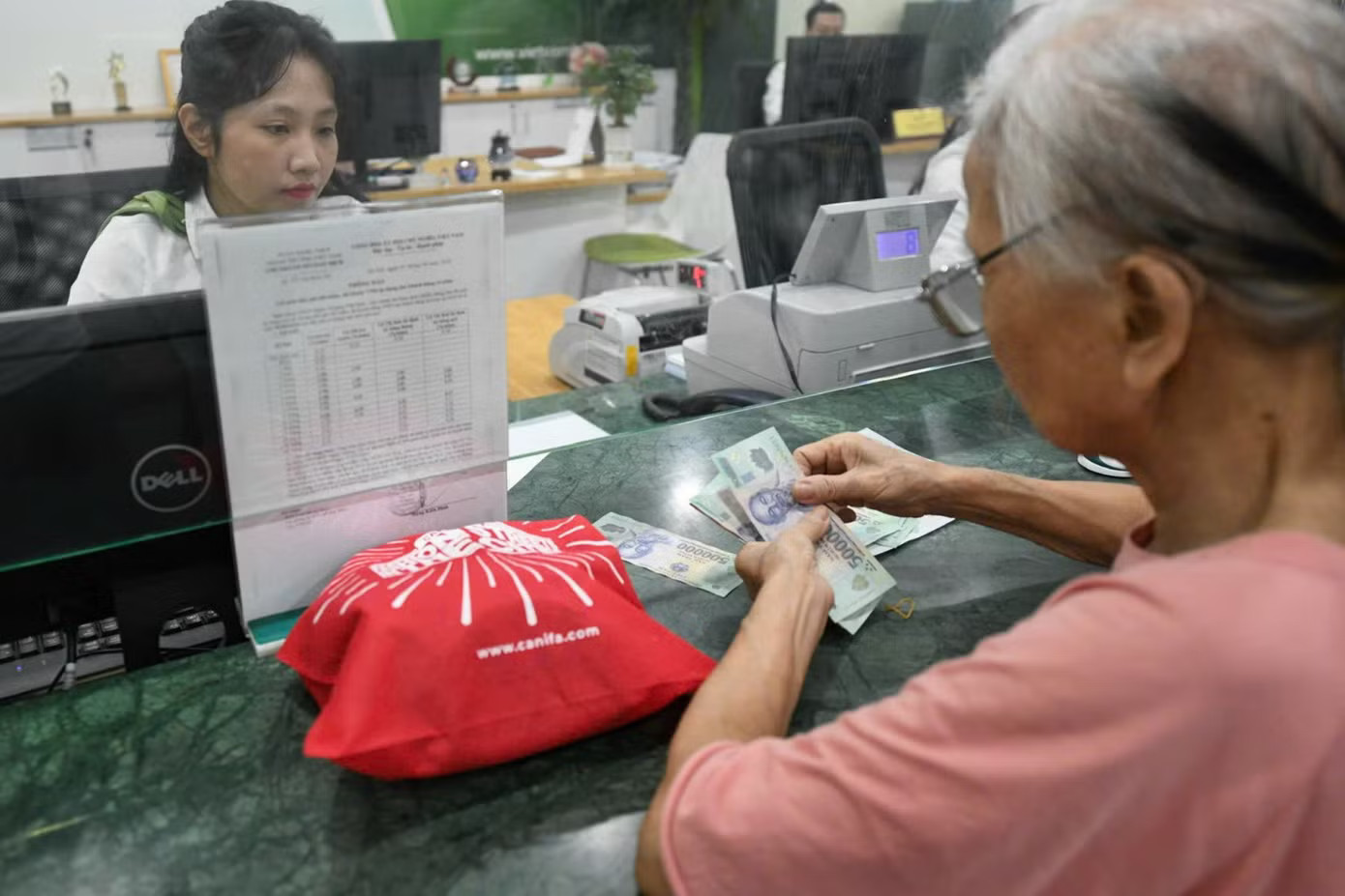 Gửi tiết kiệm là kênh đầu tư hấp dẫn nhất. Có tiền nhàn rỗi nên đầu tư gì lúc này? - Ảnh 3.