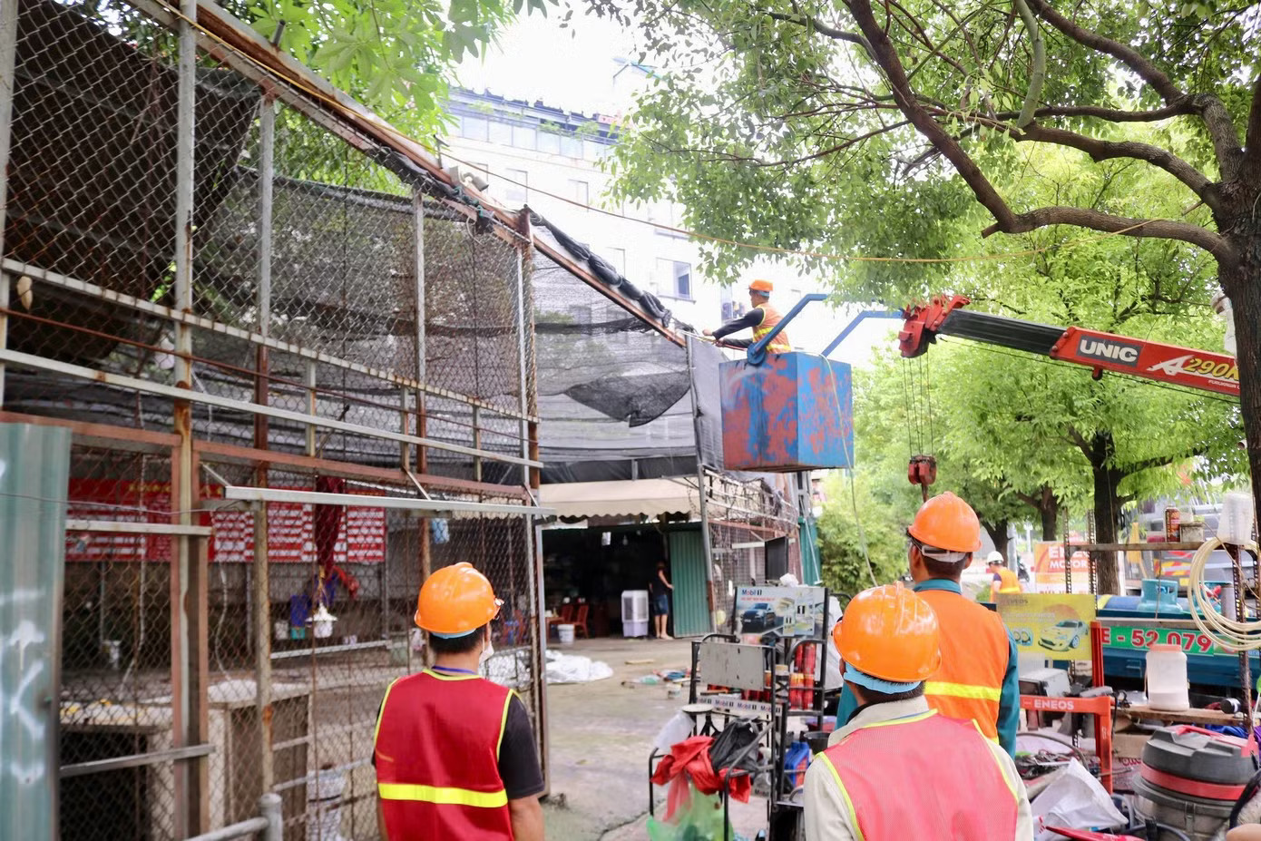 Lực lượng phường Phú Thượng cưỡng chế các công trình trên tuyến đường giáp đường 40 m Khu đô thị Nam Thăng Long. Hà Nội cưỡng chế 74 công trình - Ảnh 1.