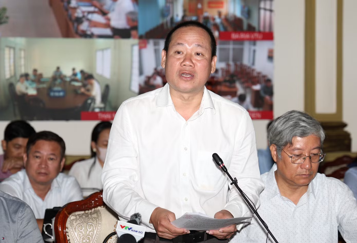 Trưởng Thống kê TPHCM Nguyễn Khắc Hoàng báo cáo tại buổi họp. Chủ tịch TPHCM nói về nguyên nhân nhiều doanh nghiệp rời thị trường - Ảnh 2.