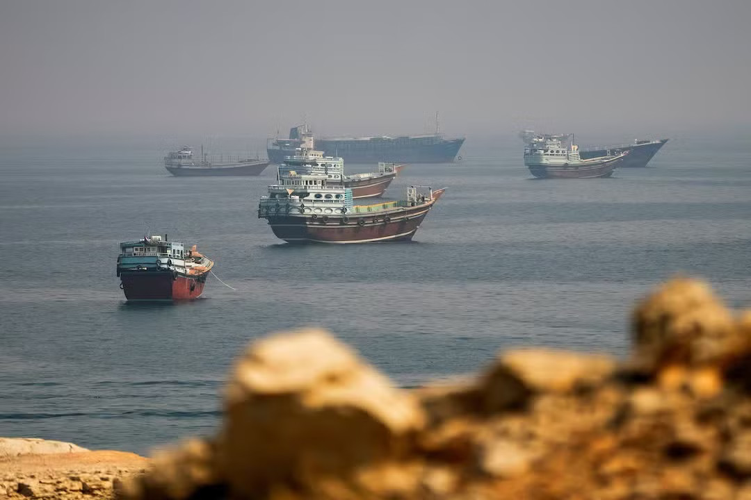 Tàu thuyền hoạt động gần eo biển Hormuz, nhìn từ Musandam, Oman. (Nguồn ảnh: Reuters) Iran chật vật trước sức ép kinh tế từ Mỹ - Ảnh 1.