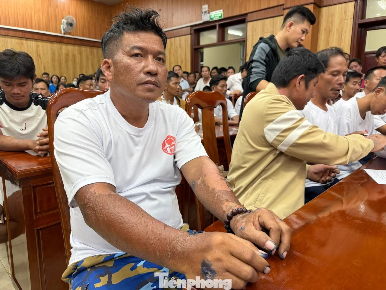 “Không ngờ mình có thể quay trở về. Tôi sống lại lần 2” - thuyền trưởng Trí nghẹn ngào. 4 ngày 3 đêm lênh đênh giữa biển: 32 ngư dân Đà Nẵng đã sống sót thế nào? - Ảnh 2.