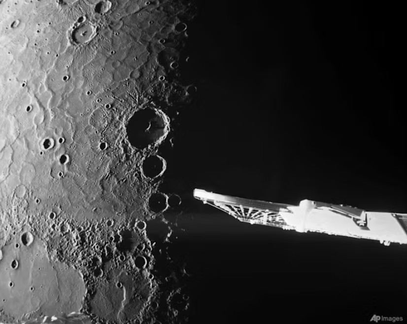 Hình ảnh do tàu vũ trụ BepiColombo của châu Âu và Nhật Bản chụp cho thấy cận cảnh cực bắc của sao Thủy. (Ảnh: ESA/AP) Sau 8 năm vòng vèo trong vũ trụ, tàu nghiên cứu sao Thuỷ bước vào giai đoạn sinh tử - Ảnh 1.