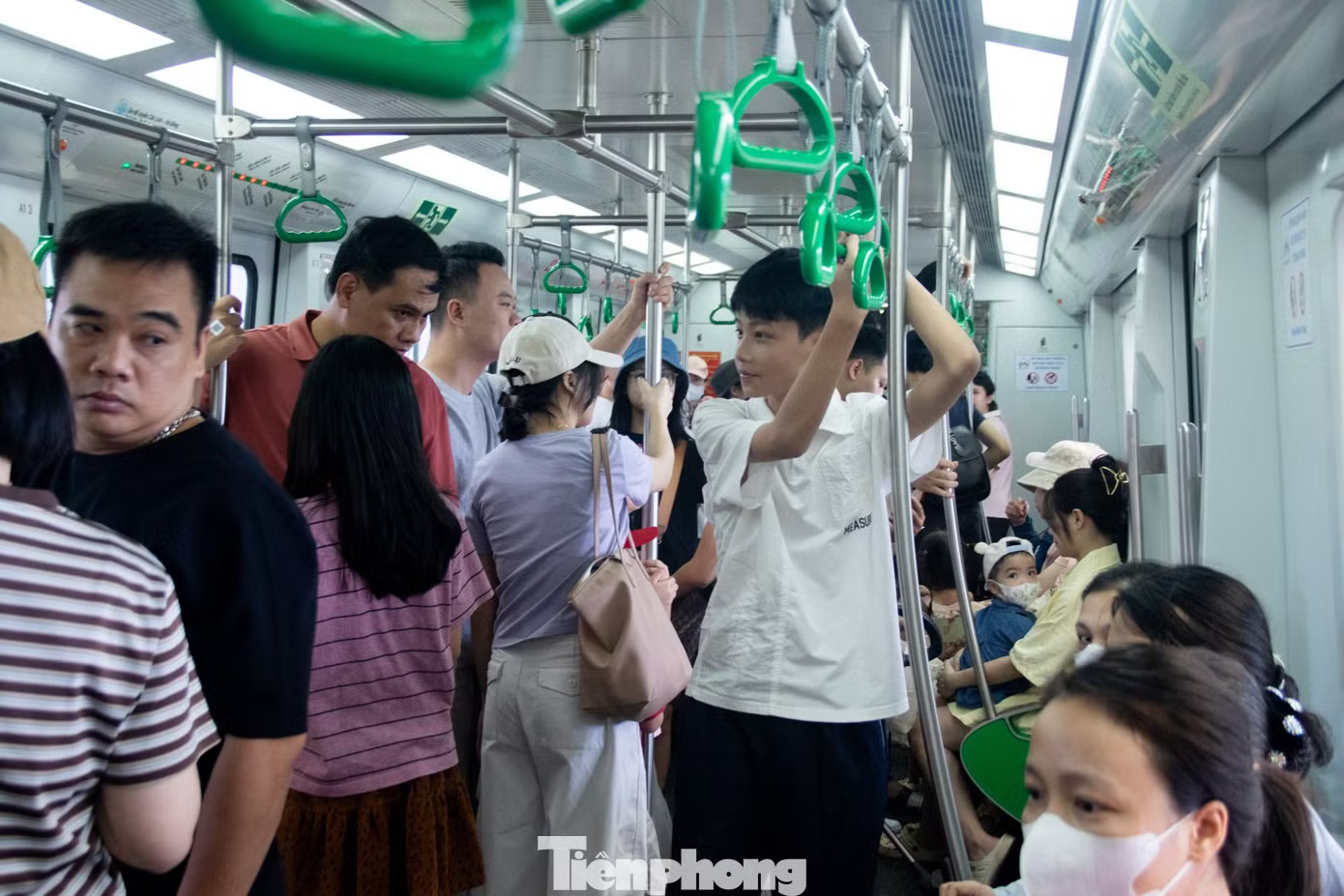 Đông đảo người dân Thủ đô và du khách trải nghiệm tàu điện trong kỳ nghỉ lễ Quốc khánh 2/9 khi được miễn 100% giá vé. Miễn phí vé dịp 2/9, tàu điện Hà Nội đón hơn 408.000 lượt khách - Ảnh 1.