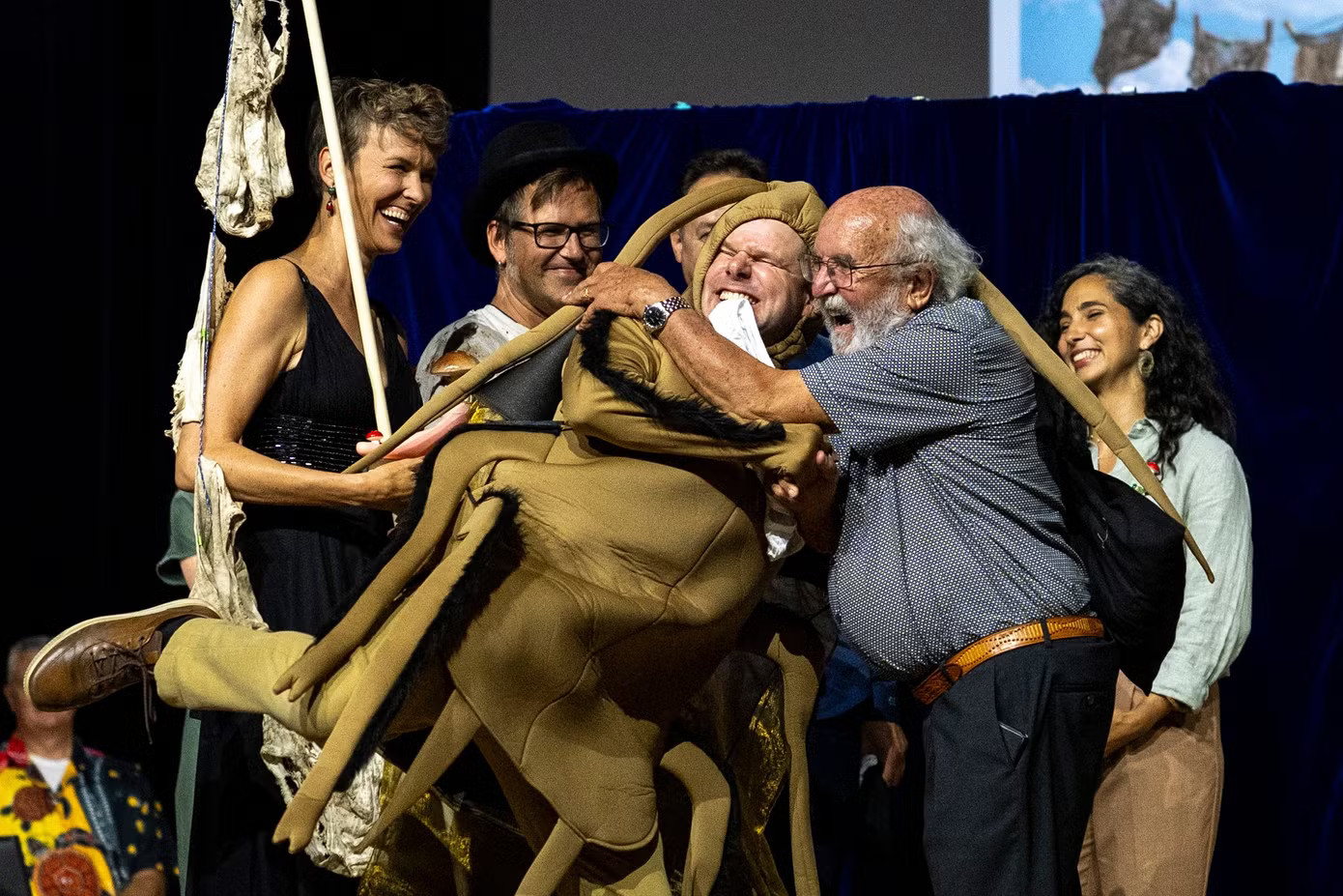 Nghiên cứu về ‘sữa gián’ và xì mũi giành giải Ig Nobel - Ảnh 1.