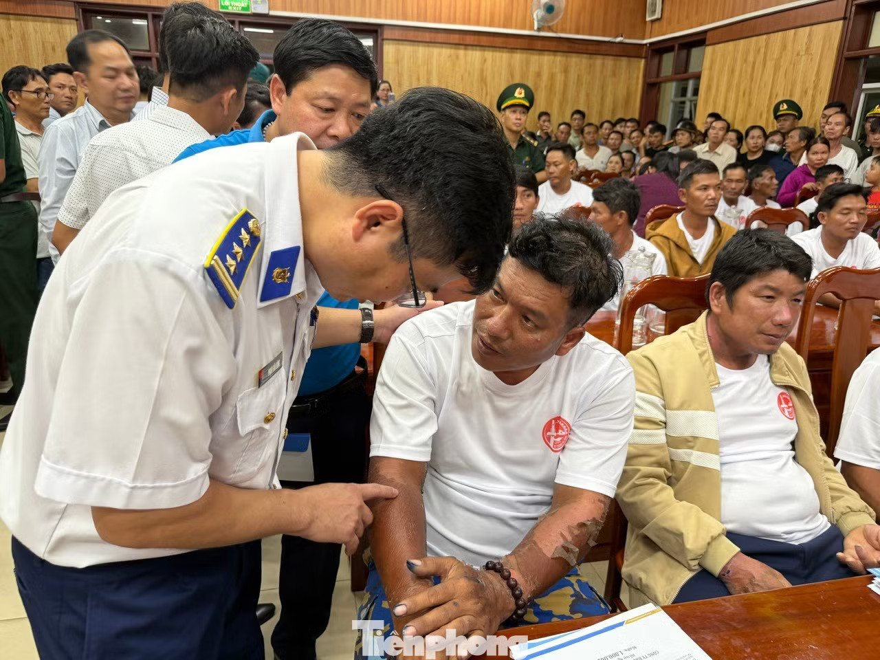 4 ngày 3 đêm lênh đênh giữa biển: 32 ngư dân Đà Nẵng đã sống sót thế nào? - Ảnh 8.
