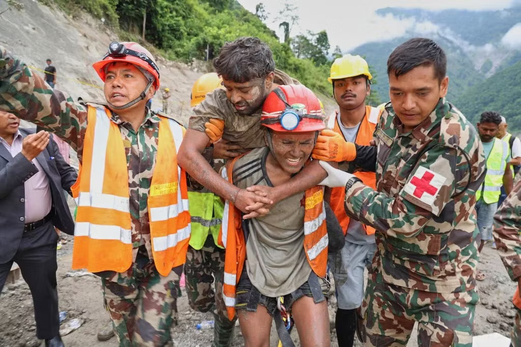 Một công nhân được giải cứu khỏi đường hầm thuộc dự án thủy điện Trishuli-3A ở huyện Rasuwa, Nepal, ngày 4/9. (Quân đội Nepal) Việt Nam viện trợ khẩn cấp 300.000 USD giúp Nepal khắc phục hậu quả thiên tai - Ảnh 1.