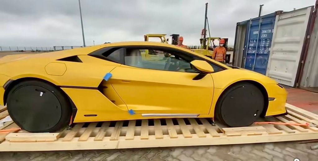 Siêu xe Lamborghini Temerario di chuyển ra khỏi container