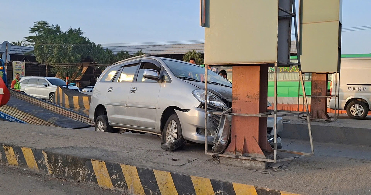 Ô tô chở 6 người mất lái đâm trạm thu phí cao tốc TPHCM - Trung Lương Ô tô chở 6 người mất lái đâm trạm thu phí cao tốc TPHCM - Trung Lương