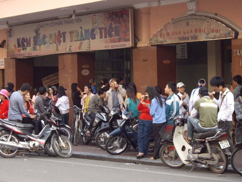 Kem Tràng Tiền địa điểm đến quen thuộc của du khách