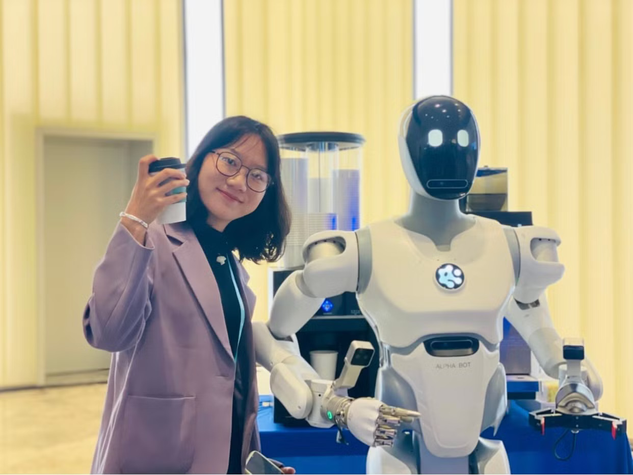 Phóng viên Tân Hoa Xã Wang Xiansi giới thiệu bằng tiếng Việt về robot hình người pha cà phê từ A tới Z. Ảnh: Tư Hiền. Châu Á-Thái Bình Dương thịnh vượng chung: Động lực từ đổi mới công nghệ - Ảnh 4.