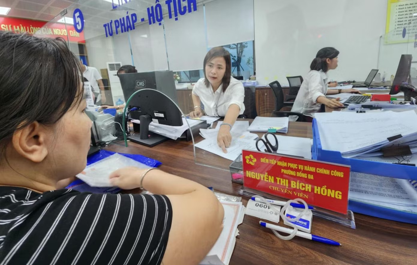 Cán bộ phường hướng dẫn người dân hoàn thiện hồ sơ. Ảnh: QP. Sai sót giải quyết chế độ theo Nghị định 178: Nguy cơ thất thoát lớn - Ảnh 1.
