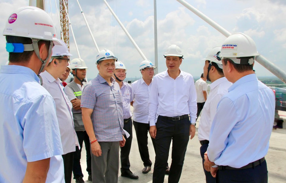 Thứ trưởng Phạm Minh Hà kiểm tra thực địa dự án cao tốc Bến Lức - Long Thành.