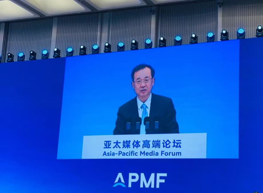 Ông Lyu Yansong, Tổng biên tập Tân Hoa Xã, phát biểu trực tiếp tại APMF 2026. Ảnh: Tư Hiền. Châu Á-Thái Bình Dương thịnh vượng chung: Động lực từ đổi mới công nghệ - Ảnh 2.