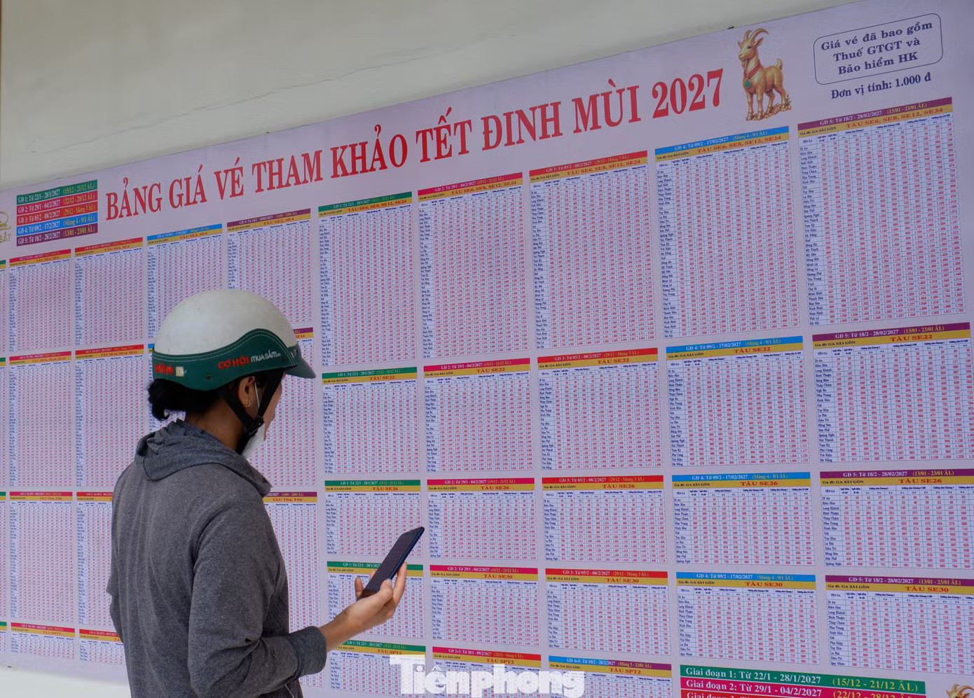 Hành khách tra cứu thông tin bảng giá vé tham khảo Tết Đinh Mùi 2027 tại ga Sài Gòn. Ảnh: Hữu Huy. Bán vé tàu Tết: Vì sao khách đến ga mua thưa thớt? - Ảnh 1.