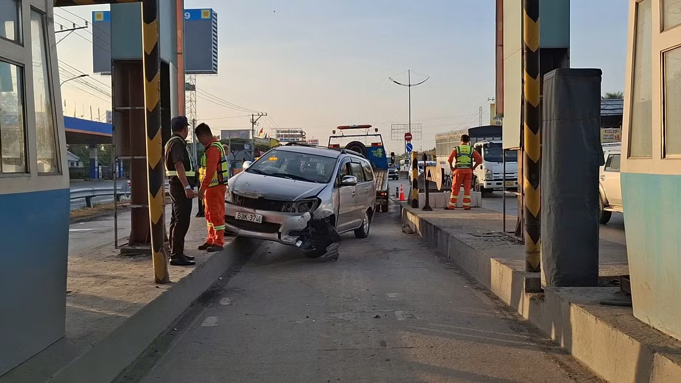Hiện trường vụ tai nạn. Ô tô chở 6 người mất lái đâm trạm thu phí cao tốc TPHCM - Trung Lương - Ảnh 1.