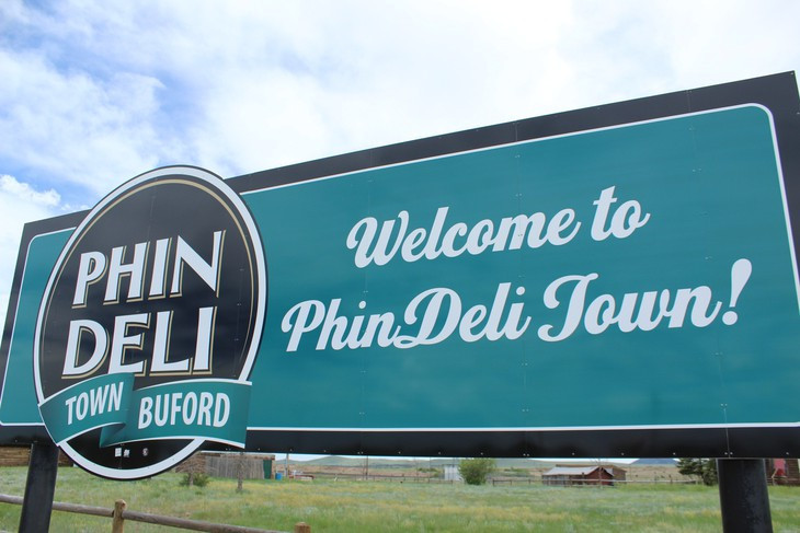 Biển báo tên thị trấn PhinDeli Town Buford