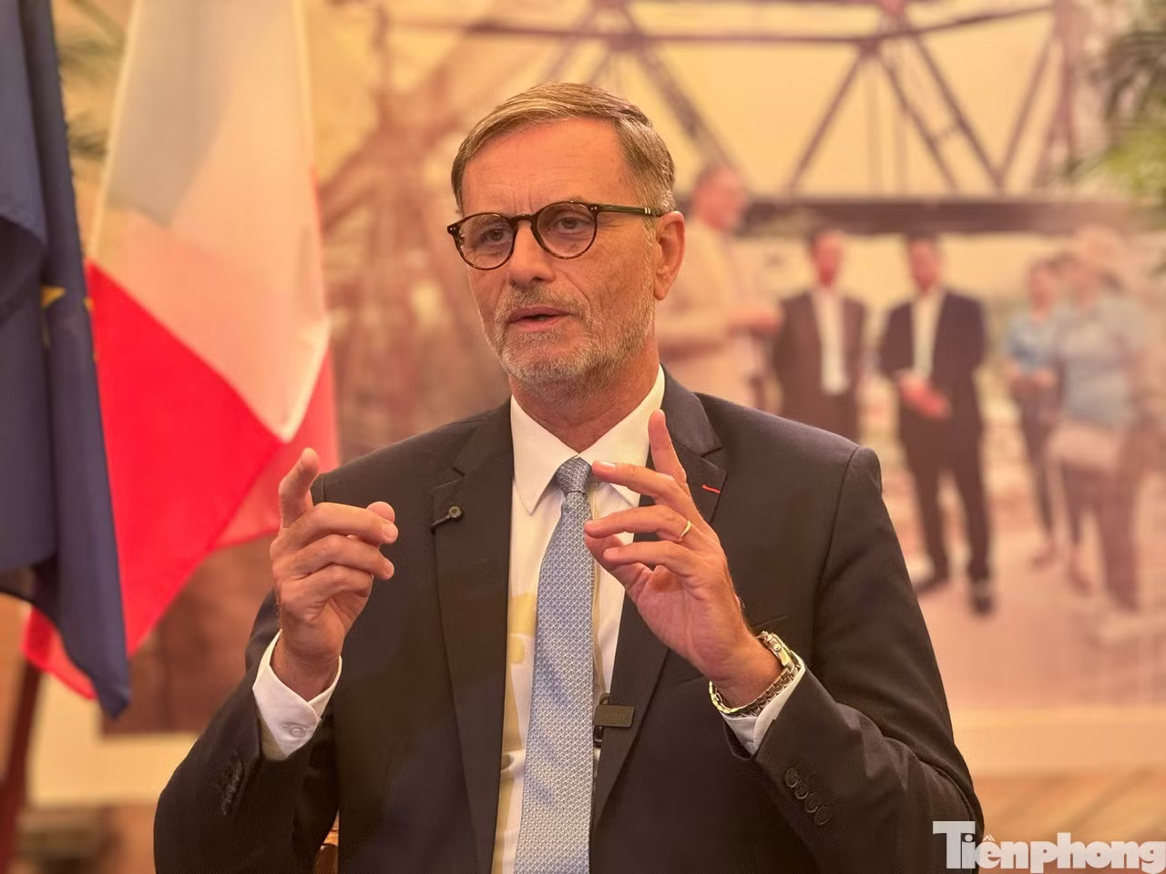 Đại sứ Pháp tại Việt Nam Olivier Brochet trong cuộc trả lời báo chí trước thềm chuyến thăm của Tổng Bí thư, Chủ tịch nước Tô Lâm. Ảnh: Thu Loan. Tổng Bí thư, Chủ tịch nước Tô Lâm và Tổng thống Pháp Emmanuel Macron sắp trao đổi gì? - Ảnh 2.