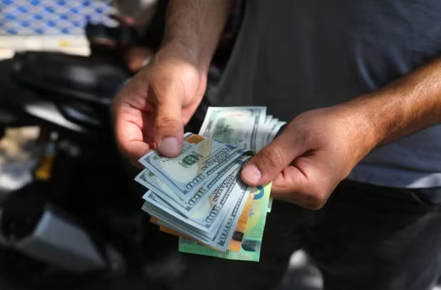 Iran vẫn cần đô la Mỹ trong một số giao dịch. (Ảnh: Getty) Mỹ muốn bóp nghẹt kinh tế, Iran vẫn có cách qua mặt - Ảnh 1.
