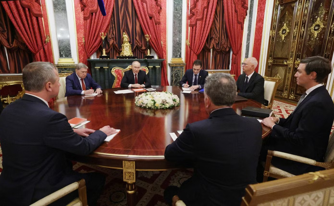 Tổng thống Nga Putin họp ba giờ đồng hồ với đặc phái viên Mỹ về xung đột Ukraine - Ảnh 3.