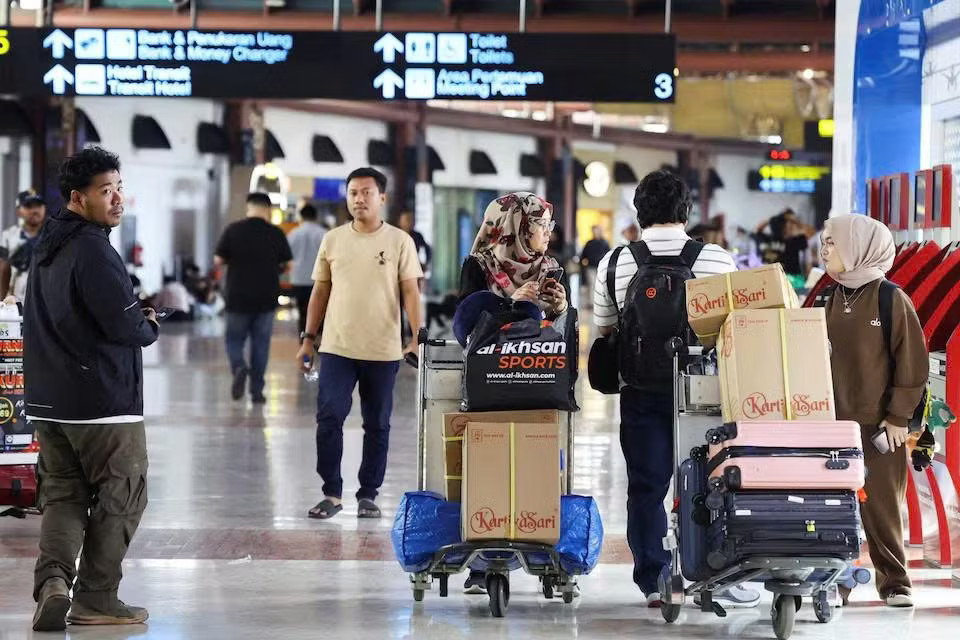 Núi lửa ở Indonesia phun trào, một số chuyến bay của Việt Nam bị ảnh hưởng - Ảnh 2.