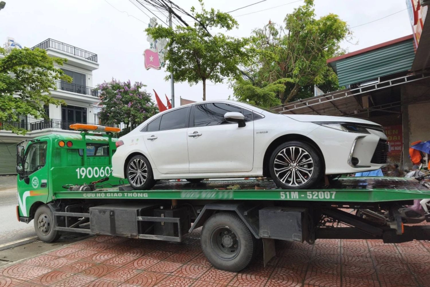 Toyota Corolla Altis HEV ngập nước được đưa đi trên xe cứu hộ