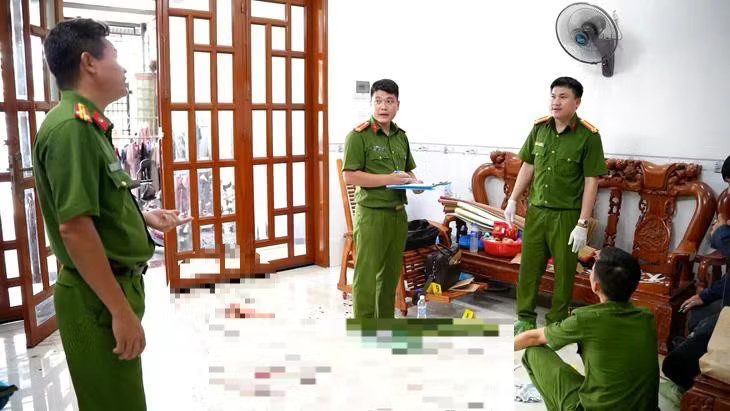 Công an khám nghiệm hiện trường, thu thập dấu vết phục vụ điều tra vụ án. Ảnh: Công an cung cấp Nghi phạm gây ra vụ thảm án Đồng Nai đối diện hai tội danh - Ảnh 3.